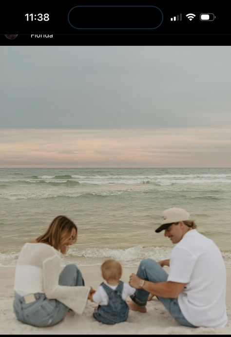 Beach Family Photos With Grandparents, Winter Beach Family Photos, Beach Family Photos Outfits, Beach Christmas Pictures, Baby Beach Photos, Beach Photoshoot Family, Family Photoshoot Poses, Xmas Photos, Winter Beach