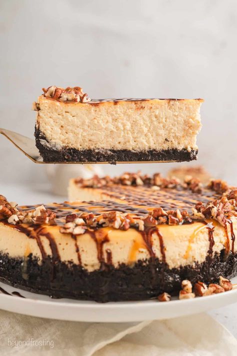 Turtle cheesecake combines rich caramel cheesecake with a chocolatey Oreo crust, more caramel, and toasty pecans. Perfect for the holidays! #turtlecandy #cheesecake #turtlecheesecake Ultimate Turtle Cheesecake Recipe, Fall Cheesecake Recipes, Fall Cheesecake, Holiday Cheesecake Recipes, Easy Cheesecake Recipe, Holiday Cheesecake, Turtle Cheesecake Recipes, Caramel Pecan Cheesecake, Delicious Cheesecake Recipes