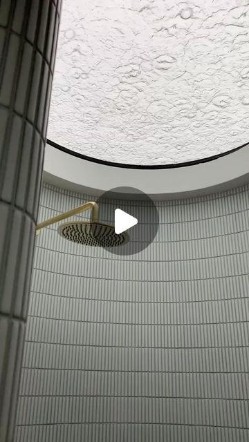 Bathrooms of Instagram on Instagram: "💧💦Experience the ultimate serenity: let the rain shower wash away your stress while you gaze up at the sky through the skylight, blending nature and luxury in perfect harmony. 💫

Video @kwaliteit_constructions @taylorreynoldsarchitects" Shower Video, Japanese Tile, Luxury Cabins, Skylight Design, Melbourne Architecture, Dream Shower, Architecture Magazines, Luxury Cabin, Elle Decoration