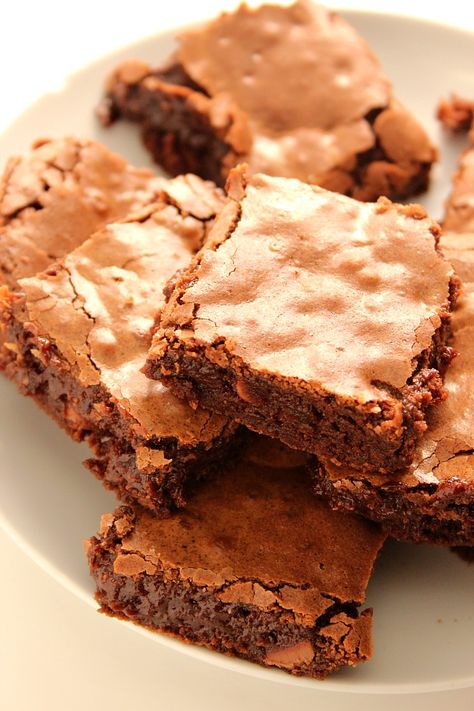 Homemade Fudge Brownies Recipe - the one and only recipe for fudgy brownies you will ever need! Learn the simple trick to get the flaky, crunchy top! Cheddar Bacon Ranch Dip, Homemade Fudge Brownies, Bacon Ranch Dip, Peanut Butter Swirl Brownies, Ranch Dip Recipe, Easy Dessert Bars, Creamy Fudge, Fudge Brownie Recipe, Biscuits Graham