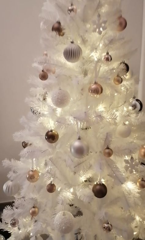 White Mini Christmas Tree Ideas, Mini White Christmas Tree, White Christmas Tree Decorations, Mini Christmas Trees, Holiday Hostess Gifts, Christmas Prep, Christmas Tree Decorating Themes, Glam Christmas, Christmas Tree Decorating