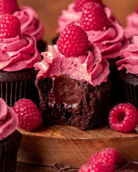 Chocolate Raspberry Cupcakes - In Bloom Bakery Fair Desserts, Cafe Cupcakes, Christmas Pastry, Bloom Bakery, Chocolate Raspberry Cupcakes, Chocolate Cupcakes Filled, Boozy Cupcakes, Sweets Ideas, Valentines Recipes Desserts