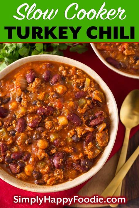 Slow Cooker Turkey Chili Recipe has ground turkey, beans, veggies, & spices all loaded into the slow cooker to make the best crock pot turkey chili recipe. Crock pot turkey chili is a delicious one-pot meal, and feeds a crowd! Slow cooker chili recipe by simplyhappyfoodie.com #slowcookerturkeychili #crockpotturkeychili Crock Pot Turkey Chili, Slow Cooker Turkey Chili Recipe, Turkey Chili Recipe Crockpot, Crock Pot Turkey, Healthy Chili Recipe Turkey, Turkey Chilli, Turkey Chili Crockpot, Ground Turkey Chili, Turkey Chili Healthy