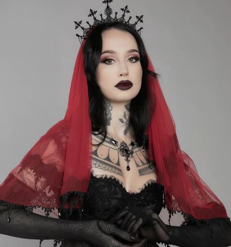 Gothic Tiara Wedding, Gothic Wedding Nails For Bride, Morticia Addams Wedding, Goth Wedding Makeup, Addams Wedding, Goth Wedding Hair, Horror Art Ideas, Academia Wedding, Dark Academia Wedding