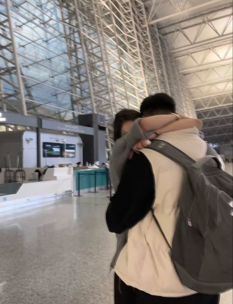 Couple In Airport Hug, Couples Airport Pictures, Couples In Airport, Long Distance Airport Meeting, Airport Couple Long Distance, Airport Reunion Couples, Airport Meeting Couple, Airport Hugs Couples, Airport Couple Pictures