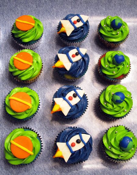 Spaceships and Planet Cupcakes by CarolinesCreations, via Flickr Astronaut Cupcakes, Eclipse Recipes, Planet Cupcakes, Space Themed Desserts, Rocket Ship Party, Galaxy Cupcakes, Space Cupcakes, Lunchbox Cake, Planet Party