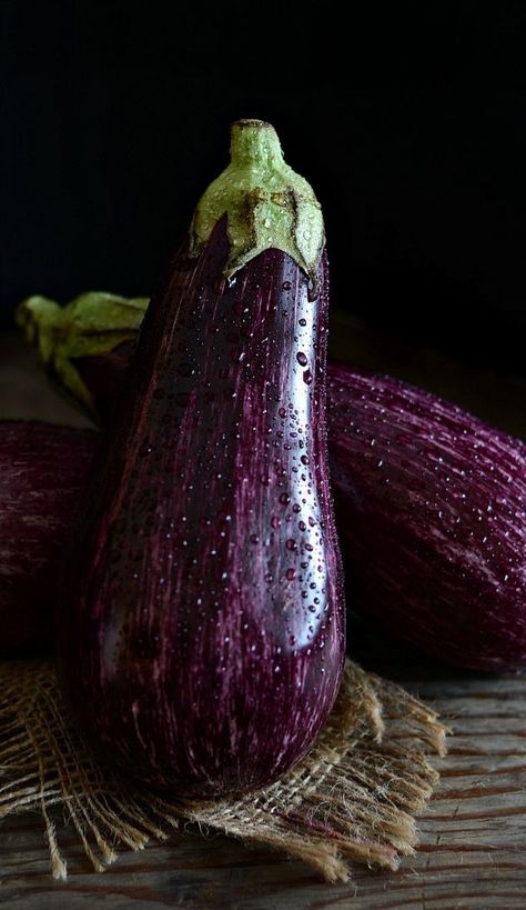 Purple Lettuce, Vegetables Photography, Vegetable Pictures, Dark Food Photography, Food Art Photography, Fruit Photography, Still Life Photos, Still Life Art, Flower Art Painting