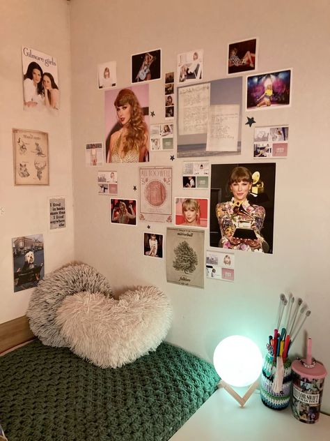 Poster Wall Aesthetic Ideas, Taylor Swift Wall Decoration, Taylor Swift Aesthetic Room Poster, Poster Wall Inspo Taylor Swift, Poster Wall Bedroom Taylor Swift, Room Poster Taylor Swift, Bedroom Inspo Taylor Swift, Taylor Swift Posters In Room, Bedroom Decor Taylor Swift