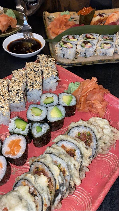 Sushi, food Restaurant Snap, Sweet Sushi, Sushi Lunch, Delicacy Food, Sushi Recipes, Food O, Lunch Recipes Healthy, Food Goals, Food Snapchat