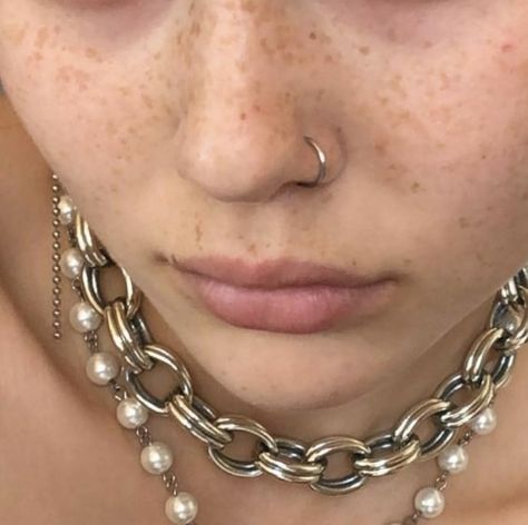 Nose Pierce, Cute Nose Piercings, Piercings Ideas, Nail Piercing, Pretty Nose, Cool Ear Piercings, Face Piercings, Nose Piercings, Cool Piercings