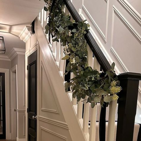 Jodie Smith | Home Interiors on Instagram: "• S t a i r G a r l a n d • #ad @balsamhilluk helping to dress our stairs this Christmas ✨ Featuring @balsamhilluk’s stunning mixed eucalyptus garland 🎄They currently have a huge Black Friday sale on so make sure you check them out! 🫶🏽 #sponsored #balsamhilluk #balsamhillukpartner #blackfriday #bhukmothersday #stairgarland #christmas #stairrunner #chevronfloor #christmashomedecor #decor #interiors #homeinterior" Stairs Garland, Jodie Smith, Stair Garland, Mixed Eucalyptus, Black Stairs, Christmas Garlands, Eucalyptus Garland, Stair Runner, Christmas 2024