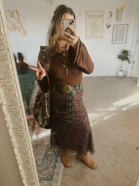 Midsize woman is wearing a maxi skirt and bell sleve top in chocolate neutral tones Long Maxi Skirt, Phoebe Buffay, Long Maxi Skirts, Long Maxi, Bell Sleeve, Maxi Skirt, Bell Sleeve Top, Outfit Inspirations, Sleeve Top