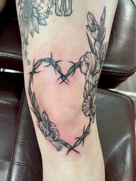 Barbed Wire Flowers Tattoo, Floral Barbed Wire Tattoo, Barbed Wire Heart Tattoo Knee, Barb Wire Knee Tattoo, Barbed Wire And Flowers Tattoo, Bobwire Tattoos For Women, Barbed Wire Knee Tattoo, Barb Wire Tattoo For Women, Heart Knee Tattoo