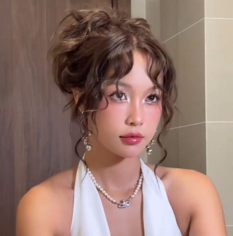 Kpop Wavy Hair, Up Dew Hairstyles, Concert Hairstyles Updo, Cheongsam Hairstyle, Fem Hairstyles, 21st Birthday Hairstyles, Nye Hairstyles, Whimsical Hair, Victorian Hairstyles