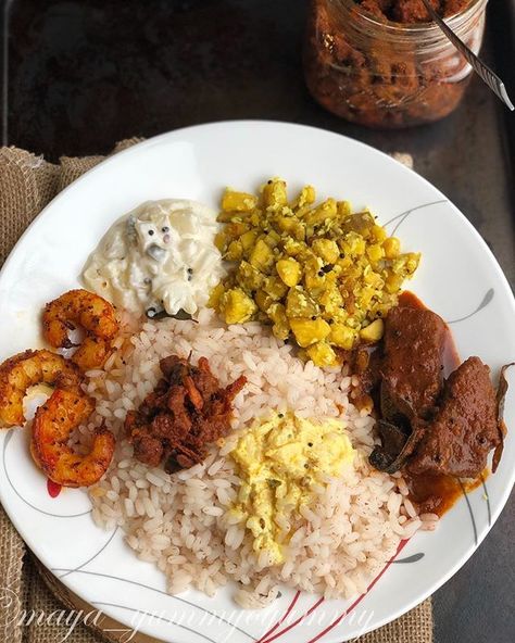 Today's lunch 🔸 Rice with seasoned buttermilk and chicken pickle 🔸 Shrimp fry 🔸 Vellarikka (yellow cucumber) kichadi 🔸 Plantain thoran 🔸 Fish curry Kerala Lunch Recipes, Pickle Shrimp, Kerala Meals, Shrimp Fry, Yellow Cucumber, Chicken Pickle, Meal Plate, Instant Pot Recipes Vegetarian, Veg Food