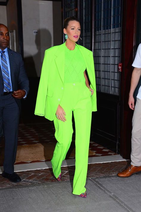 Blake Lively Wore the Wildest Neon Green Suit in New York City Neon Outfits, Monochromatic Outfit, Neon Fashion, Green Suit, Power Dressing, Fashion Blogger Style, Green Outfit, Blake Lively, Fashion Mode