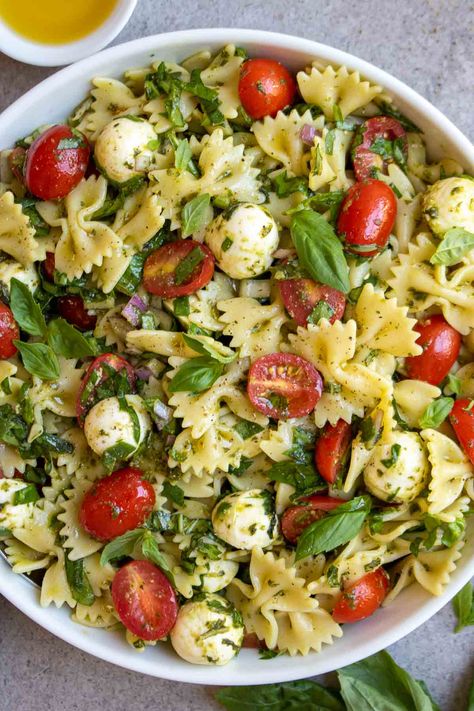 This Italian bow tie pasta salad recipe is perfect for any summer BBQ. Full of color and flavor, this recipe is quick, easy, and healthy. Bow Tie Pasta Salad, Sommer Mad, Bow Tie Pasta, Resep Pasta, Plats Healthy, Recipe Pasta, Resep Salad, Zucchini Recipe, Squash Recipe