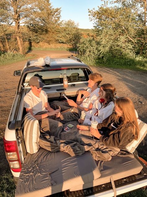 Group Of Friends Traveling Aesthetic, Guy Flipping Off Camera, Cute Double Date Pictures, Group Of People Aesthetic, Trip With Friends Aesthetic, Double Date Pictures, Double Date Aesthetic, Double Dates Aesthetic, Double Date Ideas