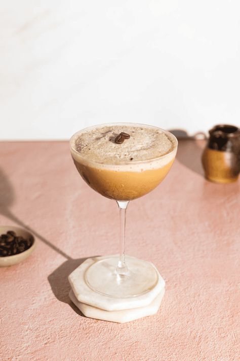 Cold Brew Martini, Best Espresso Martini, Martini Flavors, Espresso Martini Recipe, Caramel Vodka, Creamy Cocktails, Martinis Drinks, Yummy Alcoholic Drinks, Martini Recipe