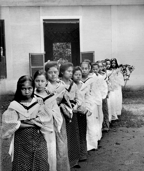 Fine Needle Workers. Looban Convent, Paco, Manila, Philippines, late 19th or early 20th Century by John T Pilot, via Flickr 19th Century Philippines, Filipino History, Vintage Philippines, Philippine History, Filipino Clothing, Philippines Fashion, Filipino Fashion, Filipino Art, Philippines Culture