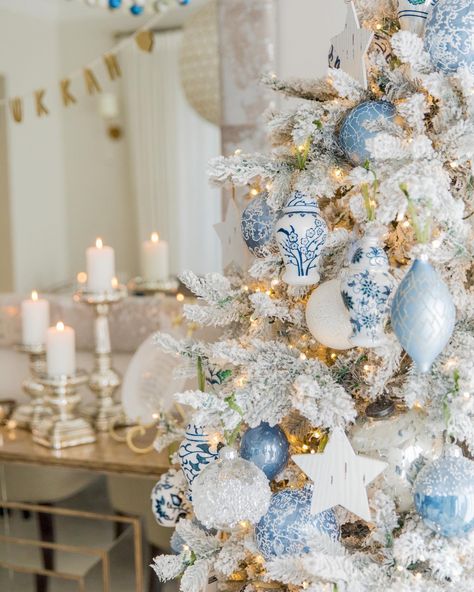 Blue White Christmas Tree, Blue White Christmas, Blue Christmas Tree Decorations, Christmas Tree Decoration Ideas, Tree Decoration Ideas, Fashionable Hostess, Christmas Tree Inspo, Chinoiserie Christmas, Blue Christmas Decor