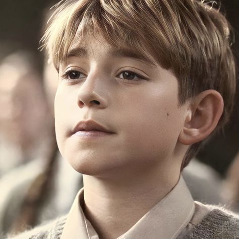 Sibling Face Claims, Brother Face Claim, Young Remus Lupin, Rolf Scamander, Marauders Characters, Charlie Rowe, Brothers Photography, Griffin Family, Maria Rose