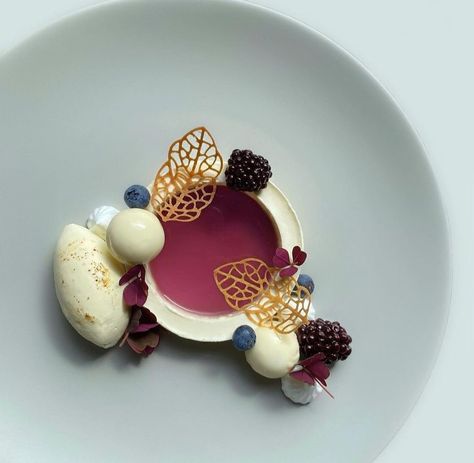 Fine Dining Desserts, Gourmet Food Plating, Michelin Star Food, Dessert Restaurants, Chocolate Garnishes, Dessert Presentation, Dessert Plating, Mini Cakes Birthday, Gourmet Desserts