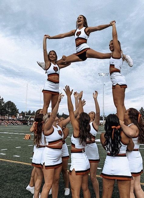 Cheer Pyramids, Cool Cheer Stunts, Cheerleading Workouts, Cheer Team Pictures, Cheer Photography, Cheerleading Photos, Cheerleading Stunt, Cute Cheer Pictures, Cheers Photo