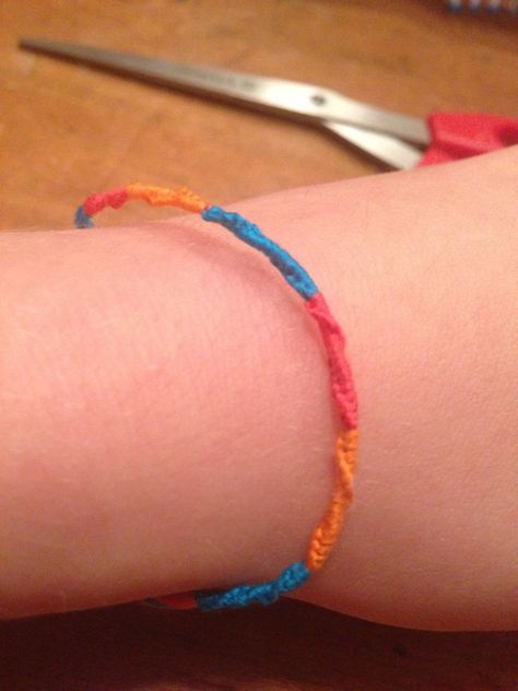 Spiral Knot Wrap Friendship Bracelet #friend #string #knot #kids Made many of these.................. Wrap Friendship Bracelet, Nanny Ideas, Spiral Knot, Friendship Knot, Wrap Bracelet Tutorial, Knot Jewelry, Camp Activities, Diy Friendship Bracelets Tutorial, Small Crafts