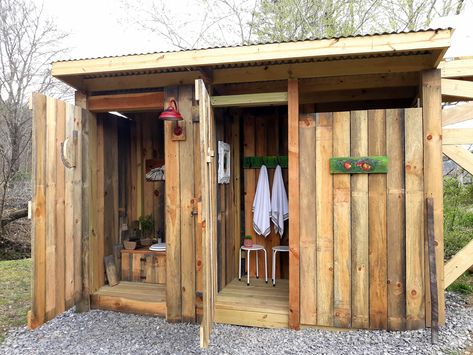 Outhouse With Shower Ideas, Glamping Bathroom, Outdoor Bath House, Outhouse Bathroom, Outside Toilet, Outdoor Bathroom Design, Outdoor Toilet, Outdoor Showers, Outdoor Bathroom