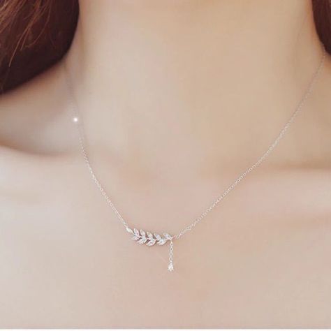 Olive Leaf Necklace, Simplistic Jewelry, Jewelry Necklace Simple, Neck Pieces Jewelry, Fancy Jewelry Necklace, Pretty Jewelry Necklaces, Second Wife, Girly Accessories, Jewelry Fashion Trends