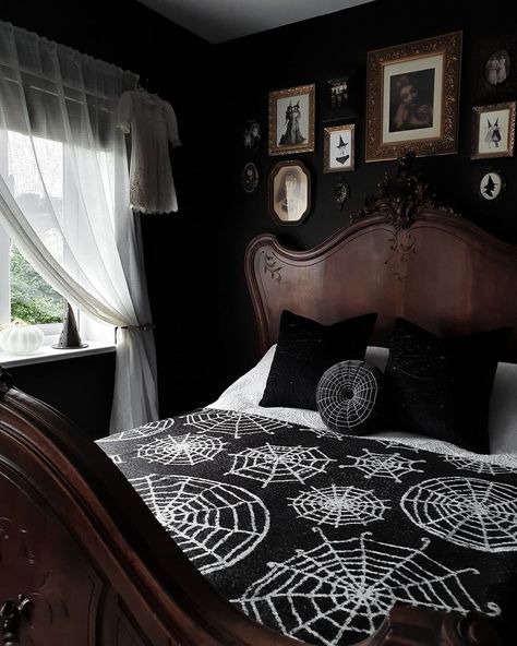 Home Haunted House, Spooky Bedroom, Gothic Homes, Haunted House Decor, Gothic Mansion, The Maxx, Gothic Bedroom, Dark Decor, New Profile