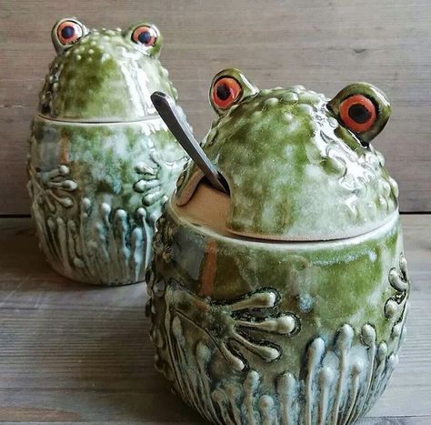 Pottery Lessons, Pottery Animals, Ceramic Artwork, Garden Pottery, Ceramic Boxes, Pottery Classes, Diy Pottery, Ceramics Pottery Art, Ceramic Animals