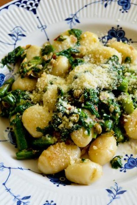 Lemon Gnocchi, Gnocchi With Spinach, Gnocchi Recipes Easy, Gnocchi Recipes Homemade, Homemade Gnocchi, One Skillet Meals, Gnocchi Recipes, Explore Italy, Spinach Recipes