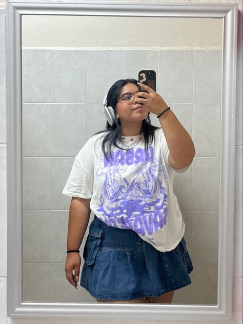 Big Size Summer Outfit, Y2k On Plus Size, Plus Size Summer Party Outfits, Tumblr Style Outfits, Artsy Aesthetic Clothes Plus Size, Plus Size Oversized Shirt Outfit, Plus Size Downtown Girl, Oversized Tshirt Outfit Plus Size, Plus Size 2000s Fashion