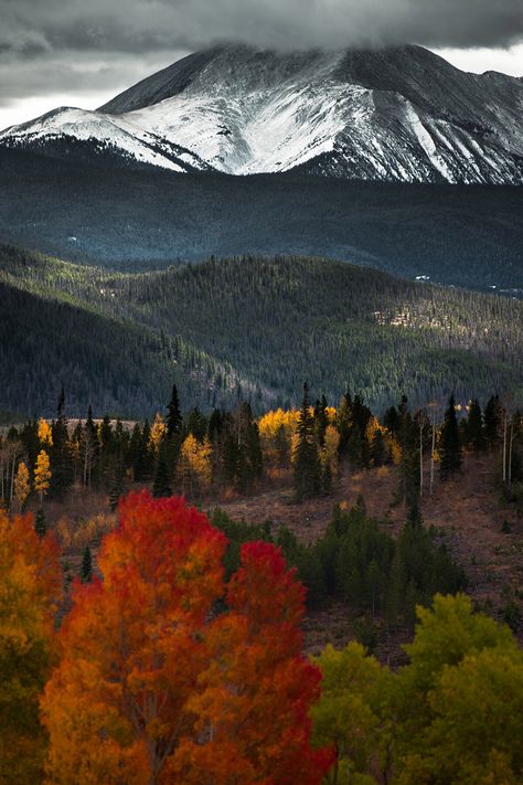 “Welcome to the year-round heart of Summit County situated amidst the world's playgrounds and distinguished by unparalleled natural beauty, our town is the intersection of commerce and culture, where art meets adventure.” - Silverthorne 🗻 📸: Nathan Anderson #travel #traveltips Iphone Wallpaper Dimensions, Silverthorne Colorado, Travel Itinerary Planner, Leaves Changing Color, Road Trip Map, Iphone Wallpaper Aesthetic, Itinerary Planner, Carpet Ideas, Vacation Itinerary