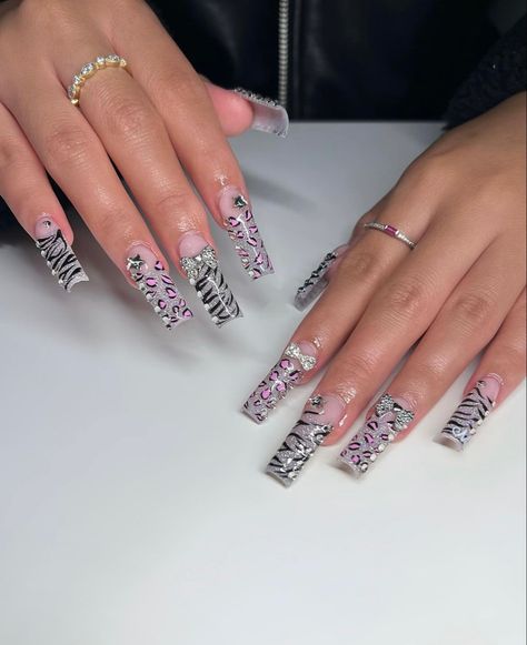 Leopard And Zebra Nails, Zebra Print Nails Designs, Monster High Nails, Zebra Print Nails, Cheetah Print Nails, Zebra Nails, Hello Nails, Punk Nails, Grunge Nails