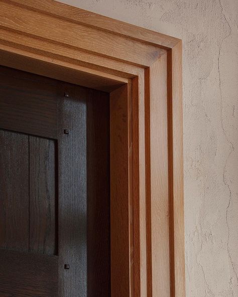 @jbmarchitect shared a photo on Instagram: “Raised pegs on flat panel expressed dark rift and quartered oak set within a cerused oak jamb and architrave molding A natural plaster wall…” • May 2, 2018 at 2:13pm UTC Wood Door Frame Design, Door Frames Designs, Architrave Door Frames Modern, Door Frames Ideas, Wooden Molding Design, Architrave Door Frames, Door Frame Detail, Door Frame Design, Frame Dubai