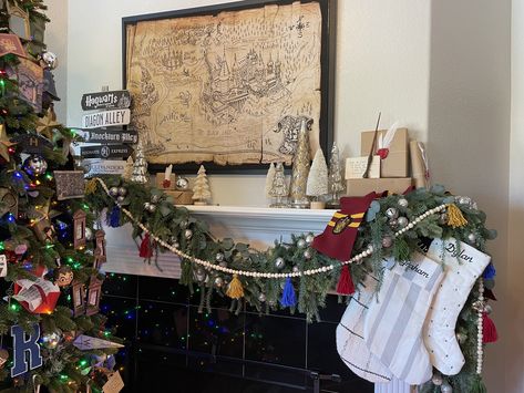 Harry Potter themed Christmas mantle Harry Potter Christmas Mantle, Harry Potter Mantle Decor, Burrow Aesthetic, Harry Potter Themed Christmas, Christmas Fireplace Mantle, Harry Potter Xmas, Hp Christmas, Harry Potter Christmas Tree, Glam Christmas