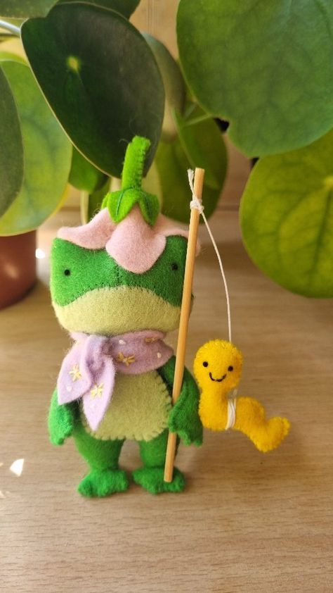 Frog Plush Template, Felt Frog Keychain, Green Felt Crafts, Felt Fabric Crafts Ideas, Diy Frog Plush, Frog Plushie Pattern, Felt Plushies Pattern, Frog Sewing Pattern, Frog Sewing