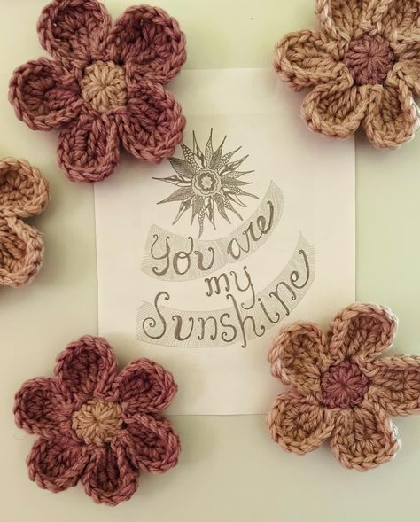 Crochet Round Flower, Retro Flower Crochet Pattern, Crochet Flower Magnets, Crochet Flower Patch, Crochet Flower Embellishment, Crochet Fridge Magnets Free Pattern, Crochet Flower Pin, Crochet Flower Brooch, Crochet Magnets Free Pattern