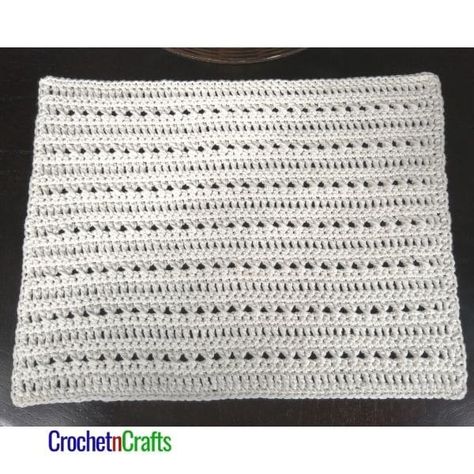 Free crochet rectangle placemat pattern. The placemat is a good size and perfect for rectangular tables, but works on round tables as well. #crochet #placemat #crochetplacemat #freecrochetpattern #crochetncrafts #rhelena Knitted Placemats, Placemats Ideas, Table Mat Design, Crocheting Tutorials, Crochet Rectangle, Crochet Circle Pattern, Knit Tea Cozy, Crochet Placemat, Crochet Tea Cozy