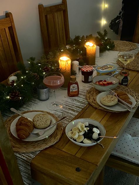 Brunch, festive, christmas, breakfast, aesthetic Christmas Meal Aesthetic, Christmas Lunch Aesthetic, Christmas Brunch Aesthetic, Christmas Breakfast Aesthetic, Christmas Morning Aesthetic, Uk Breakfast, New York Activities, Brunch Aesthetic, Breakfast Aesthetic