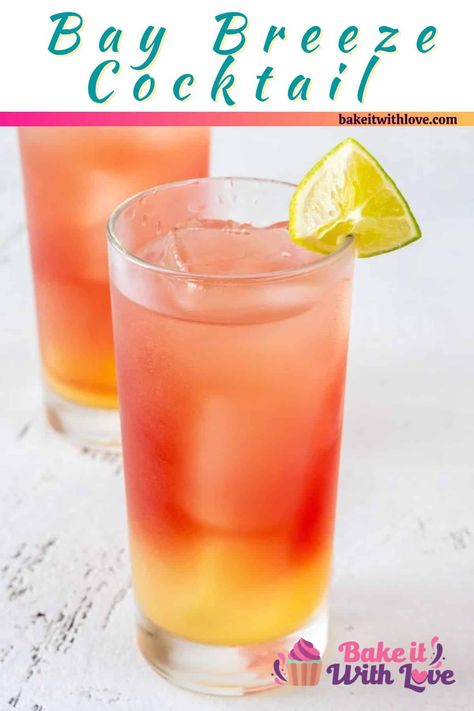 Pineapple Breeze Drink, Baybreeze Recipe, Malibu Cocktail, Light Cocktail Recipes, Cranberry And Pineapple, Bay Breeze Cocktail, Malibu Bay Breeze, Shots Alcohol Recipes, Coconut Rum Drinks