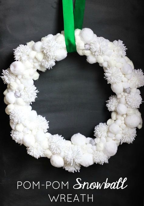 Snowball Wreath, Pom Pom Tutorial, Snow Crafts, Pom Pom Wreath, Diy Winter, Diy Pom Pom, Winter Decorations, Lamb Decorations, Winter Craft