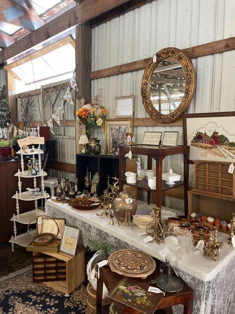 Vintage Market Table Display, Antique Pop Up Shop, Vintage Market Display Booth Ideas, Pop Up Vintage Shop Display Ideas, Vintage Pop Up Shop Display, Vintage Pop Up Shop, Market Displays Booth Ideas, Market Booth Display, Vintage Markets Display