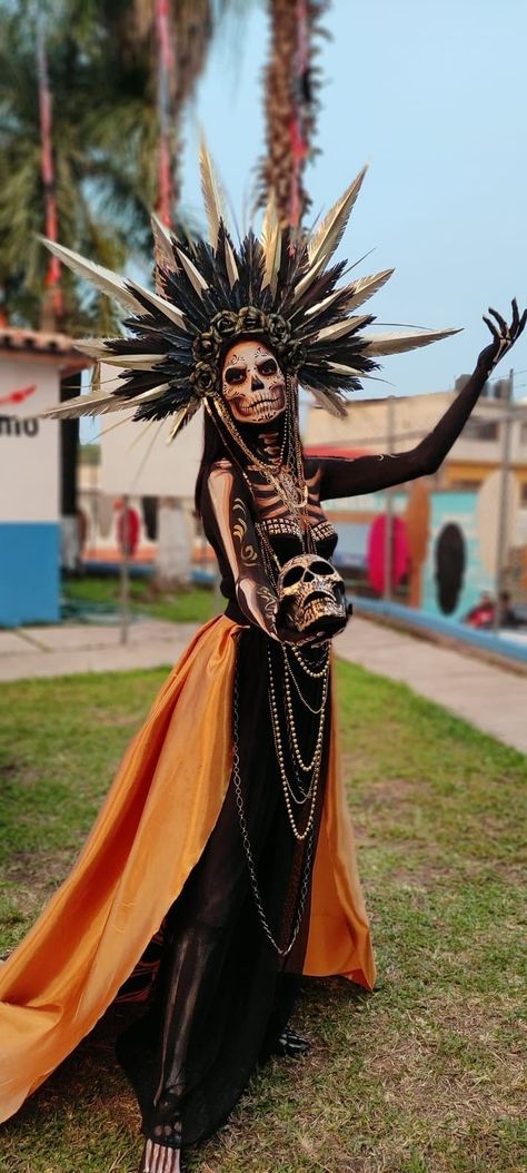 Catrina Costume Ideas, Musicians Costumes Ideas, Diy Catrina Costume, Catrina Outfit, Catrina Dress, Mexican Halloween Costume, Catrina Costume, Outfit Mexicano, Mexican Halloween