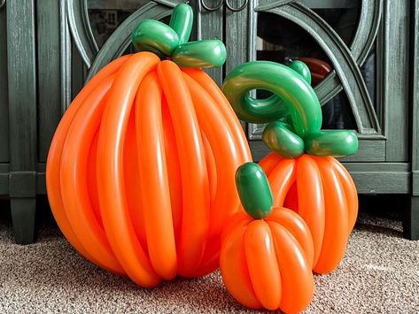 One type of balloon is the key to fall party décor! How to make pumpkin and spider balloons Diy Pumpkin Balloon, Balloon Pumpkins Diy, Pumpkin Balloon Arch, Fall Balloon Decor, Balloon Pumpkin, Pumpkin Balloons, Halloween Balloons Decorations, Creative Pumpkin Painting, How To Make Balloon