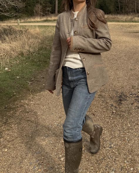 Countryside 🌳 Countryside Style Outfits, English Countryside Aesthetic Outfit, British Countryside Outfit, Posh English Aesthetic, Countryside Outfits Women, Cotswolds Outfit, English Style Clothes, Countryside Aesthetic Outfit, British Countryside Fashion