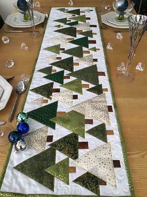 Christmas Table Runner Pattern, Quilted Table Runners Christmas, Christmas Quilting Projects, Christmas Table Toppers, Christmas Tree Quilt, Runner Pattern, Patchwork Table Runner, Christmas Patchwork, Christmas Sewing Projects